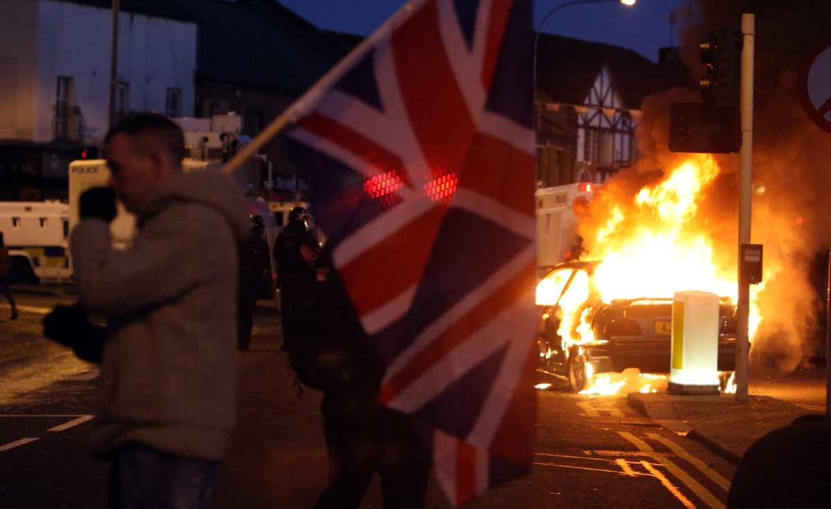 Na ulicach stolicy Irlandii Północnej znów doszło do starć między popierającymi Londyn protestantami i katolikami opowiadającymi się za unią z Republiką Irlandzką. Dochodzi do nich, odkąd katoliccy radni w Belfaście zadecydowali o znacznym zmniejszeniu dni, w których na gmachu ratusza miejskiego będzie powiewać brytyjska flaga. Protestanci w ramach sprzeciwu organizują przemarsze, podczas których dochodzi do konfrontacji z katolikami. 