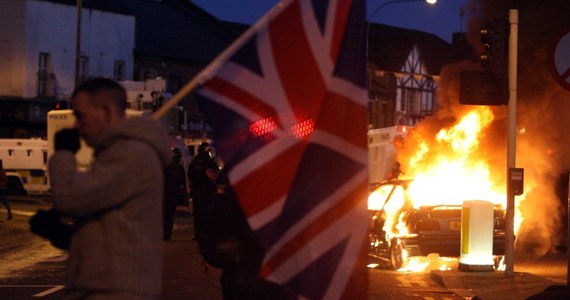 Na ulicach stolicy Irlandii Północnej znów doszło do starć między popierającymi Londyn protestantami i katolikami opowiadającymi się za unią z Republiką Irlandzką. Dochodzi do nich, odkąd katoliccy radni w Belfaście zadecydowali o znacznym zmniejszeniu dni, w których na gmachu ratusza miejskiego będzie powiewać brytyjska flaga. Protestanci w ramach sprzeciwu organizują przemarsze, podczas których dochodzi do konfrontacji z katolikami. 