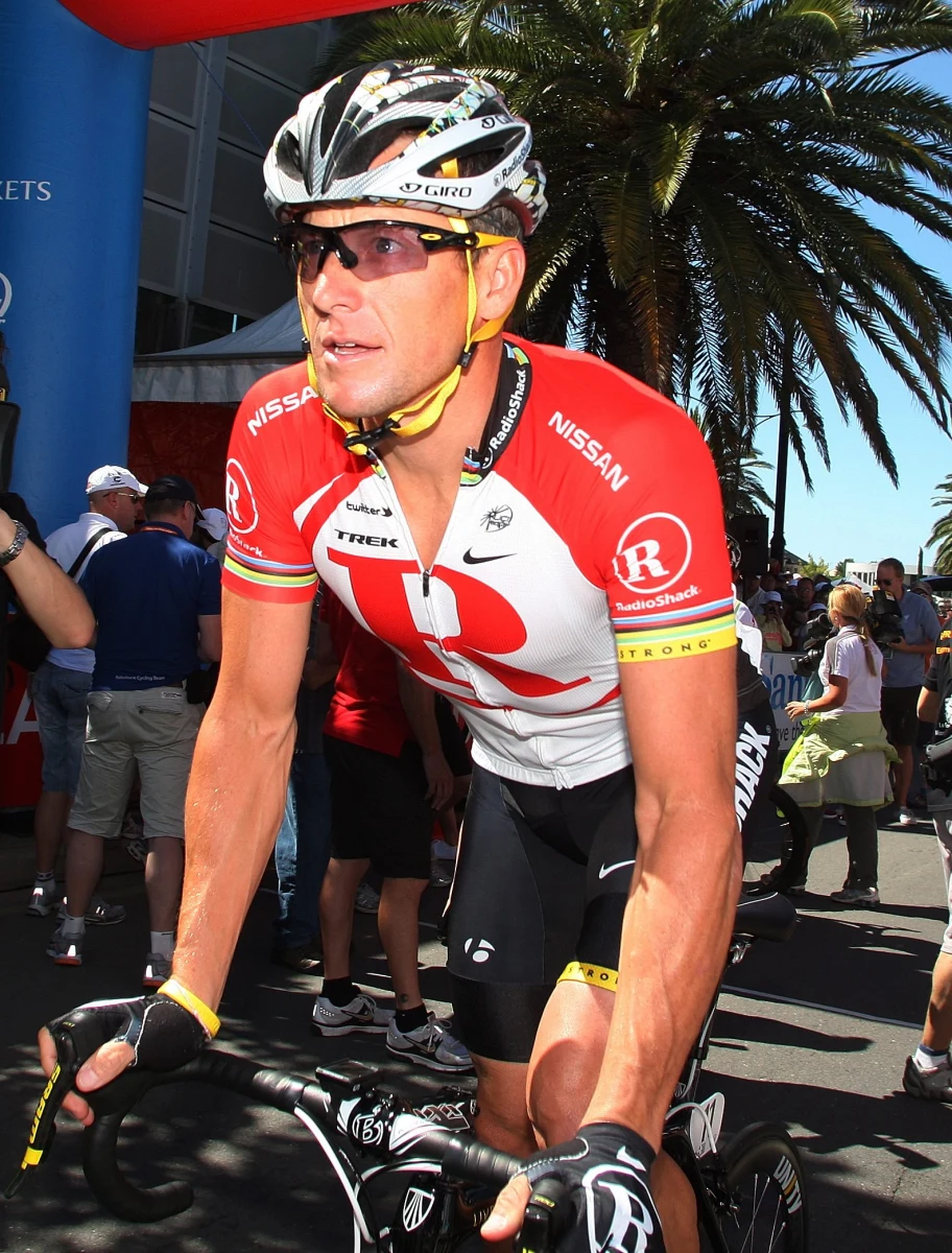 Lance Armstrong przyzna się do dopingu i przeprosi za swoje błędy - twierdzi anonimowy informator agencji Associated Press przed występem dożywotnio zdyskwalifikowanego kolarza w programie słynnej Oprah Winfrey. Sam Armstrong obiecał szczerze odpowiedzieć na każde pytanie.
