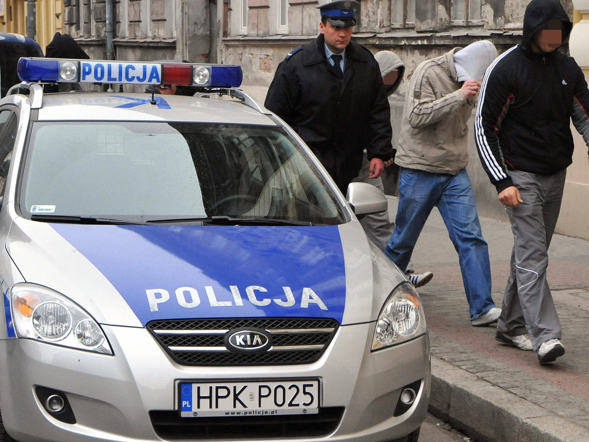 Na jednej z łódzkich ulic doszło do bójki dziewięciu pseudokibiców Łódzkiego Klubu Sportowego i Widzewa. Podejrzani, którzy mają od 17 do 25 lat, wpadli w ręce policji. Pełnoletnim grozi do 3 lat więzienia.