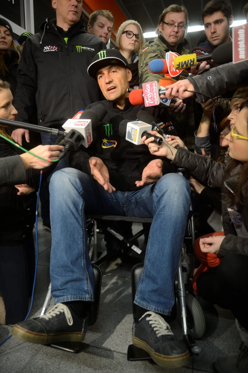 "Każdego ranka budzę się i zastanawiam, dlaczego ja nie jadę? Mam poczucie, że spaprałem sprawę. Moi koledzy jadą, walczą, a ja mogę tylko stękać, bo bardzo boli. Ale ból przeminie i jeszcze raz wstanę" - mówił Krzysztof Hołowczyc po powrocie do kraju z Rajdu Dakar. Z imprezy wyeliminował go wypadek na trasie.