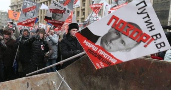 Tysiące ludzi zgromadziło się w centrum Moskwy, żeby zaprotestować przeciwko nowej ustawie zabraniającej Amerykanom adoptowania rosyjskich dzieci. Manifestanci domagają się uchylenia dokumentu, który wszedł w życie z nowym rokiem. Na protest przynieśli ze sobą transparenty. Jeden z nich głosił: "Deputowani do sierocińców, Putin do domu starców".