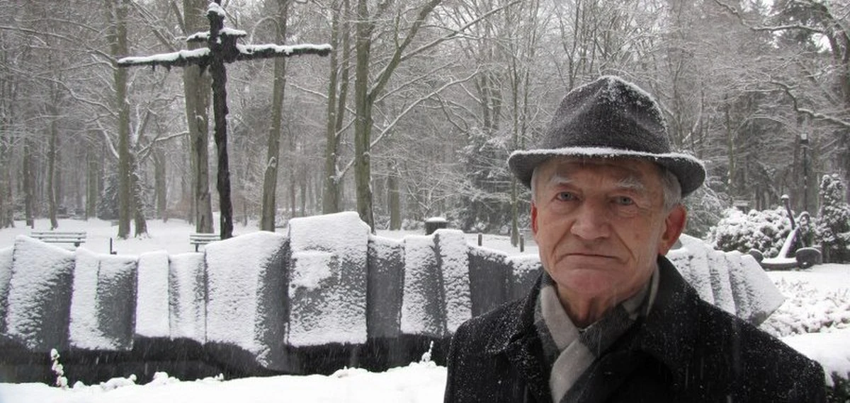 "Cudem ocalałem. Gdybym 5 minut później wyszedł z kabiny, nie byłoby mnie już wśród żywych" - mówi w rozmowie z reporterem RMF FM Michałem Fitem Edward Kurpiel, jeden z 9 ocalałych z katastrofy promu "Jan Heweliusz", do której doszło 14 stycznia 1993 roku. "Była jedna wielka kotłowanina. Wszystko zaczęło się walić. W pewnym momencie powiedziałem: Panie Boże, dodaj mi sił, żebym wydostał skafander ratunkowy, bo inaczej zostanę w swojej kabinie jak w trumnie" - relacjonuje.