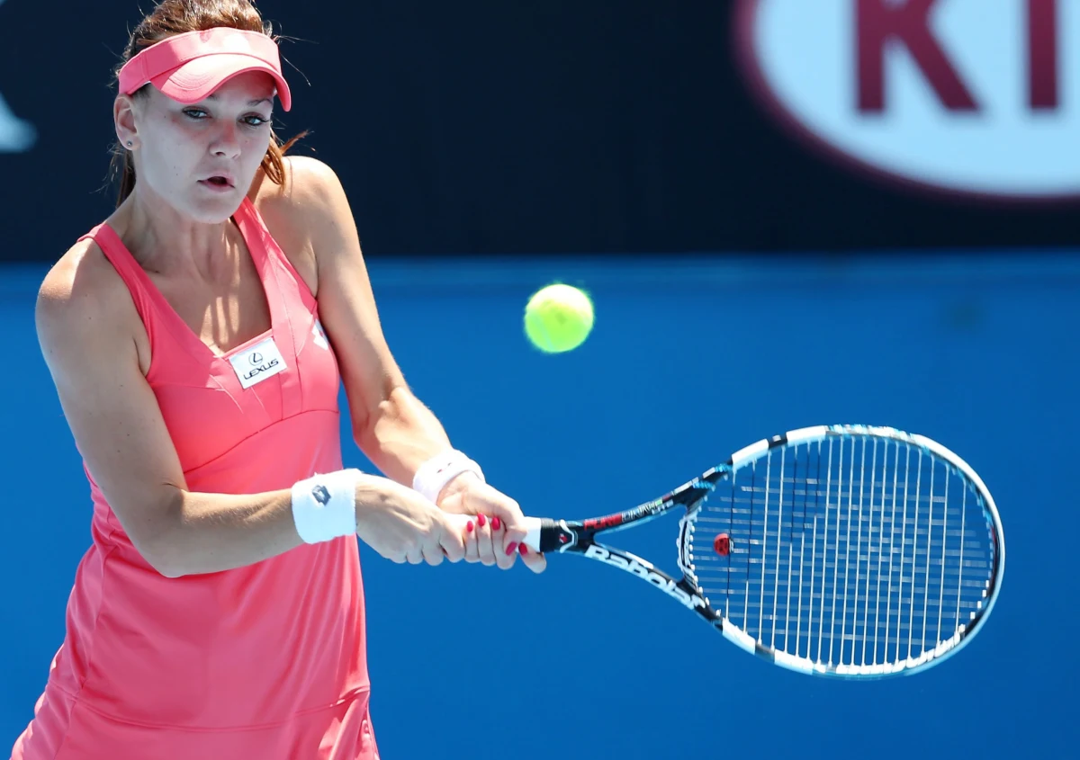 Agnieszka Radwańska pewnie awansowała do drugiej rundy wielkoszlemowego Australian Open. Rozstawiona z czwórką polska tenisistka pokonała Bojanę Bobusic z Australii 7:5, 6:0. Już w pierwszej rundzie z turniejem pożegnał się Łukasz Kubot, który po pięciosetowym pojedynku przegrał z Hiszpanem Danielem Gimeno-Traverem 7:6 (7-4), 4:6, 0:6, 6:4, 4:6.
