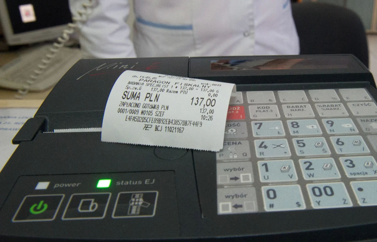 Kontrolerzy skarbowi przez najbliższe 10 dni będą kontrolować handlowców i usługodawców w ramach kolejnej edycji akcji "Nie bądź jeleń, weź paragon" - pisze "Dziennik Polski". Sprawdzą między innymi, czy przedsiębiorcy używają kas fiskalnych i czy wydają paragony.