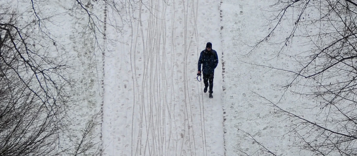 Ponad 300 lotów krajowych zostało odwołanych w Japonii - głównie w okolicach Tokio - z powodu silnego wiatru i opadów śniegu. Na wschodzie nie jeżdżą niektóre pociągi - poinformowały telewizja NHK, agencja meteorologiczna i firmy transportowe.