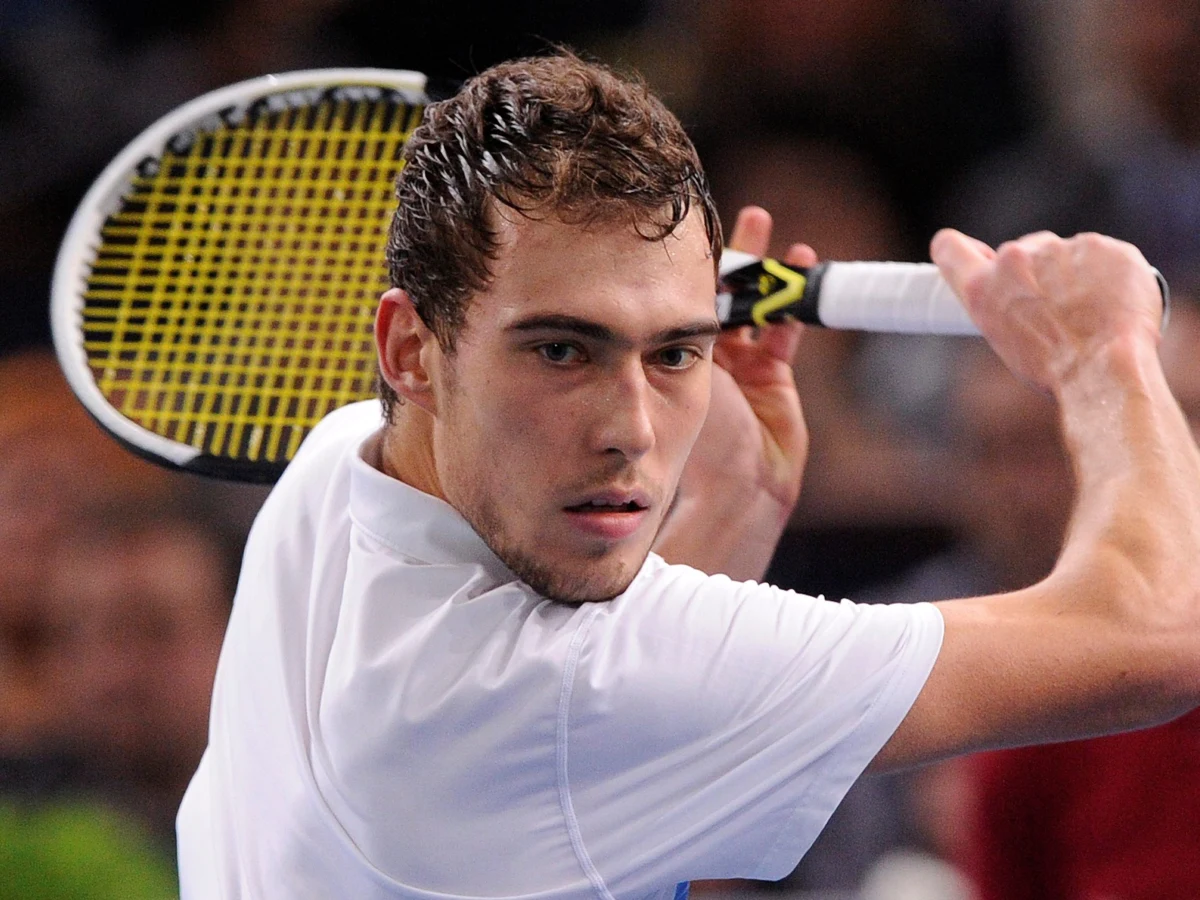 Jerzy Janowicz awansował do drugiej rundy wielkoszlemowego turnieju Australian Open. W pierwszym meczu rozstawiony z numerem 24. Polak wygrał z włoskim tenisistą Simone Bolellim 7:5, 6:4, 6:3. Wcześniej z turniejem panów pożegnał się Łukasz Kubot, natomiast do drugiej rundy wśród pań awansowała Agnieszka Radwańska.