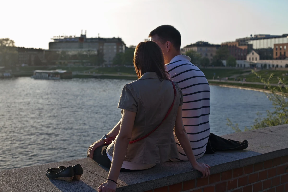 "Nieśmiałość nie jest chorobą, ale oczywiście możemy pracować nad tym, żeby czuć się lepiej i pewniej. Ogromne, pozytywne efekty przynosi praca nad poczuciem własnej wartości" – mówi w rozmowie z dziennikarką RMF FM psycholog dr Piotr Mosak. "Nie chodzi jednak o to, żeby od razu stawiać sobie bardzo ambitny cel zostania duszą towarzystwa. Najważniejsze jest pozostanie sobą" – dodaje. 