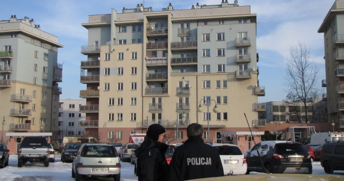 Policjant komendy stołecznej, który najpierw ranił nożem żonę, a potem zabarykadował się w mieszkaniu, popełnił samobójstwo. Mężczyzna targnął się na życie tuż przed wejściem antyterrorystów. Zastrzelił się ze służbowej broni.