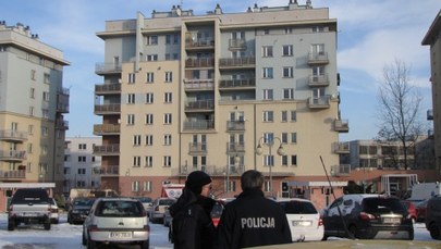 Nie żyje policjant, który najpierw ranił nożem żonę, a potem zabarykadował się w mieszkaniu