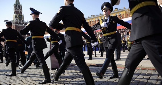 Rosyjskie wojsko czeka kolejna odzieżowa rewolucja. Już wkrótce będzie ono maszerować w skarpetach, a nie w onucach. "Do końca roku musimy o nich zapomnieć" - oświadczył Siergiej Szojgu, szef rosyjskiego resortu obrony.
