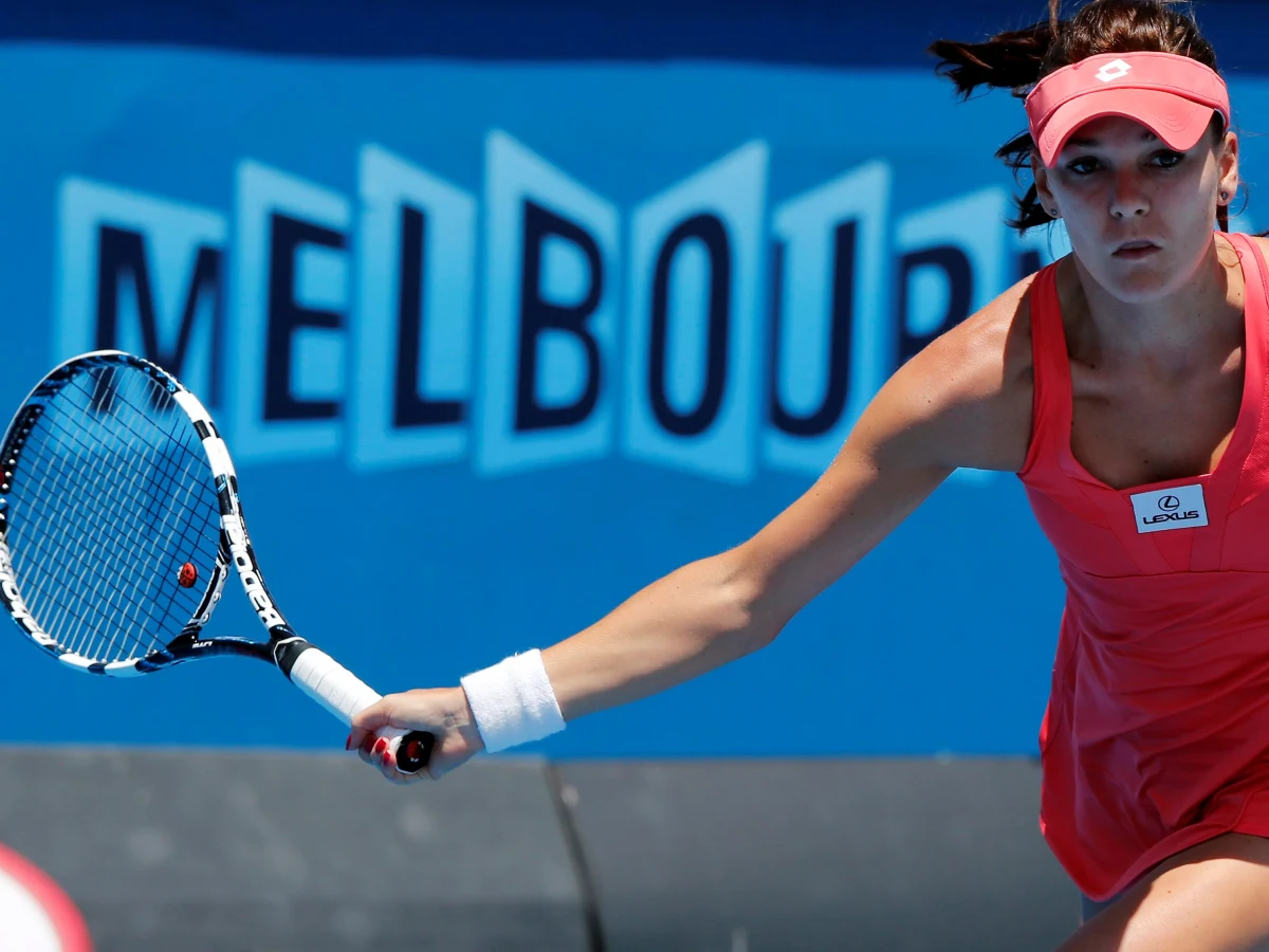 Agnieszka Radwańska od wygranej z Australijką Bojaną Bobusic (7:5, 6:0) rozpoczęła występ w wielkoszlemowym Australian Open (pula nagród 30 mln dolarów) na twardych kortach w Melbourne Park. Polska tenisistka mimo zwycięstwa uważa, że grała "nie dość agresywnie" w pierwszym secie.