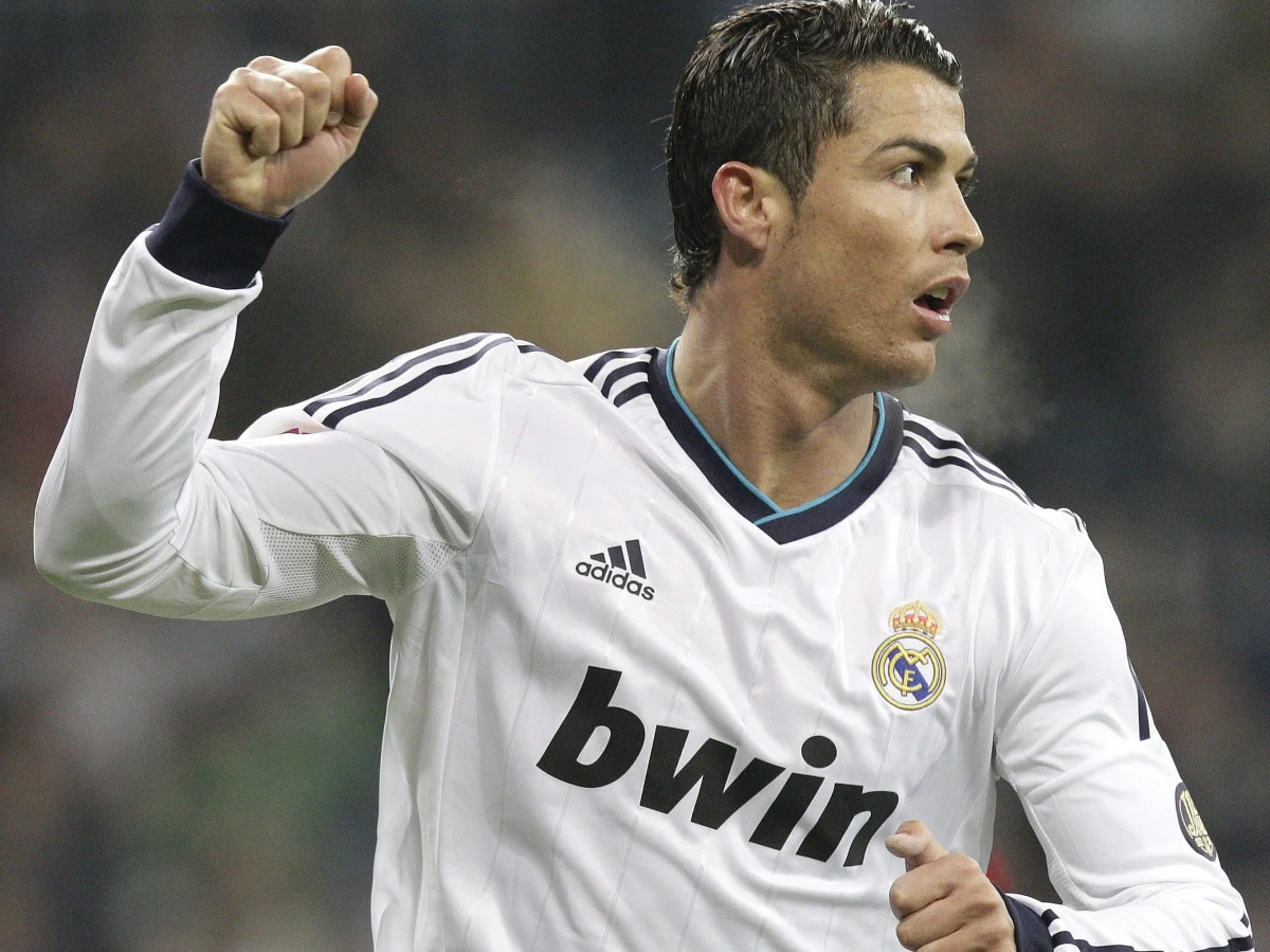 Piłkarz Realu Madryt Cristiano Ronaldo uciął spekulacje medialne na temat zmiany barw klubowych. Portugalczyk oświadczył, że zamierza pozostać w zespole "Królewskich" do końca kontraktu, czyli do czerwca 2015 roku.