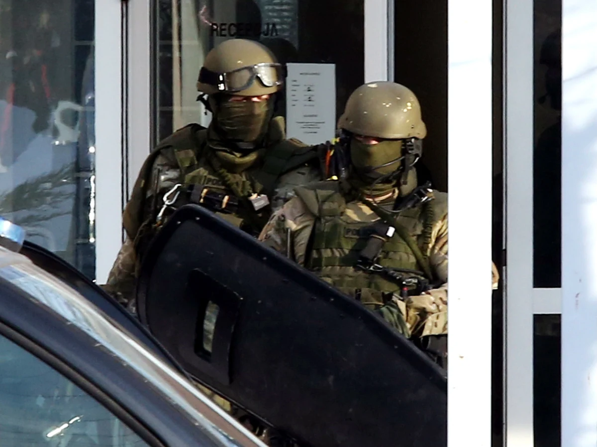 Na jutro prokuratura zaplanowała sekcję zwłok policjanta, który zastrzelił się na warszawskiej Pradze. Wczoraj 42-latek ciężko ranił żonę nożem, potem zabarykadował się w mieszkaniu i popełnił samobójstwo. Na razie nie wiadomo jeszcze, kiedy zostanie przesłuchana ranna kobieta.