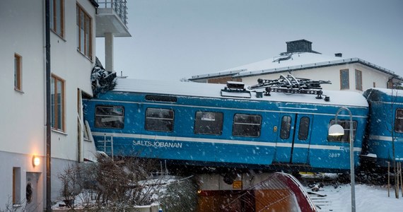 20-letnia sprzątaczka jest podejrzana o uprowadzenie pociągu pod Sztokholmem. Prowadzona przez nią kolejka nie zatrzymała się na ostatniej stacji w miejscowości Saltsjoebaden, wypadła z torów i uderzyła w dom wielorodzinny. 