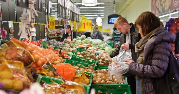 Inflacja wyraźnie hamuje. W grudniu wzrost cen w sklepach był najwolniejszy od dwóch i pół roku. Inflacja wyniosła tylko 2,4 procent. Tę zaskakującą i bardzo pozytywną wiadomość podał właśnie Główny Urząd Statystyczny.