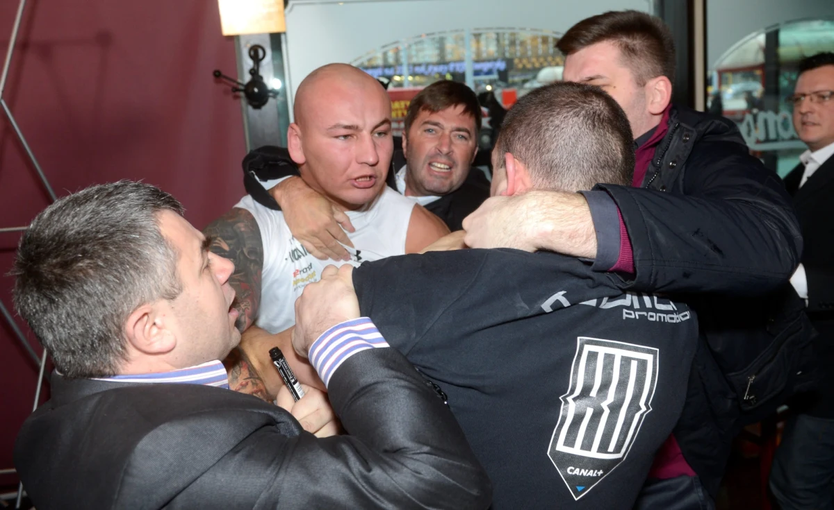 Artur Szpilka straci 10 procent honorarium za walkę z Krzysztofem Zimnochem, zaplanowaną na 23 lutego w Ergo Arenie w Gdańsku. Pieniądze trafią na konto Wielkiej Orkiestry Świątecznej Pomocy. Taką decyzję podjął zarząd Polskiego Związku Bokserskiego po tym, jak podczas ubiegłotygodniowej konferencji prasowej "Szpila" wdał się w bójkę z Zimnochem. Ten ostatni nie poniesienie żadnych konsekwencji.