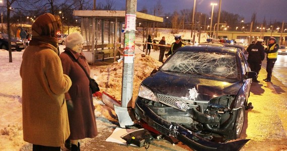 Jedna osoba zginęła, a druga została ranna w wyniku wypadku, do jakiego doszło w Nawarzycach koło Wodzisławia w Świętokrzyskiem. Kierujący toyotą potrącił dwie osoby stojące na przystanku autobusowym.