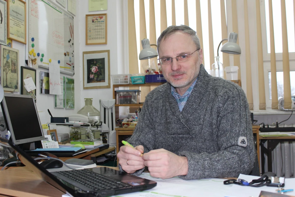 "Współtworzenie Wikipedii to znakomity sposób aktywnego uczenia się. Bo jeśli się tylko czyta, to niewiele można z tego zapamiętać. Natomiast jeśli się próbuje opowiedzieć o swoim przemyśleniu komuś innemu, jest to znacznie efektywniejsze uczenie się. Zatem najwięcej z Wikipedii korzystają ci, którzy piszą, a nie ci, którzy czytają" - mówi w rozmowie z reporterem RMF FM profesor Stanisław Czachorowski z Uniwersytetu Warmińsko-Mazurskiego w Olsztynie. "Wikipedia, cały ten ruch, wyłamał pewne schematy. Ta filozofia przedostaje się coraz mocniej do uniwersytetów i publikacji stricte naukowych" - podkreśla.