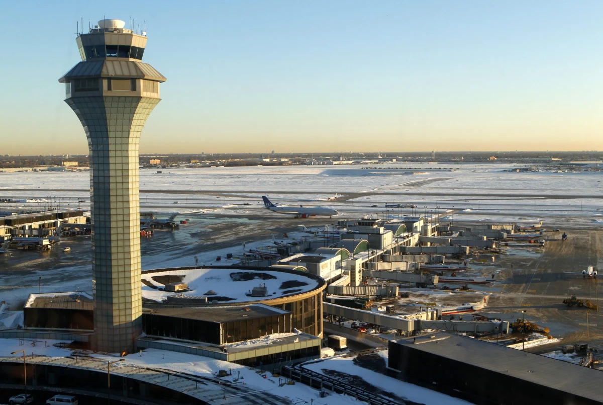 Celnicy odkryli na lotnisku O'Hare w Chicago osiemnaście ludzkich głów. Według dziennika "Chicago Sun-Times", miały one trafić do ośrodka badawczego na przedmieściach tego miasta.