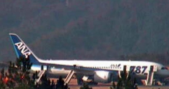 Japońscy przewoźnicy lotniczy ANA i JAL postanowili wstrzymać loty wszystkich swoich Boeingów 787 Dreamliner. Po kolejnym groźnym incydencie samolot tego typu awaryjnie lądował na lotnisku w Takamatsu. Kilka osób zostało lekko rannych.