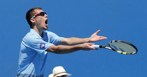 Jerzy Janowicz na korcie potrafi zachowywać się bardzo ekspresyjnie. Jego radość po kolejnych zwycięstwach na turnieju w Paryżu pamiętają zapewne wszyscy kibice tenisa. Teraz "Jerzyk" pokazał, że kiedy jest rozdrażniony, lepiej nie wchodzić mu w drogę.