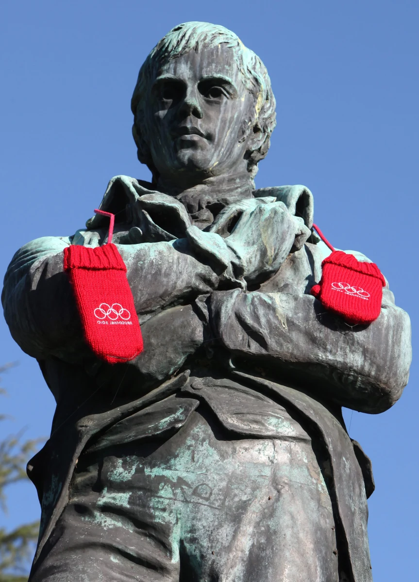 Badacze odnaleźli zaginione manuskrypty autorstwa szkockiego poety Roberta Burnsa. W ich rękach jest już korespondencja z ukochaną artysty oraz trzy utwory poetyckie. Teksty znajdowały się w egzemplarzu książki „The Works of Robert Burns”, należącym niegdyś do wydawcy Burnsa- Williama Patersona. Brytyjski literaturoznawca Chris Rollie odkrył w nim napisane ołówkiem wiersze "Phillis the fair" i oda "Ode to Woodlark".
