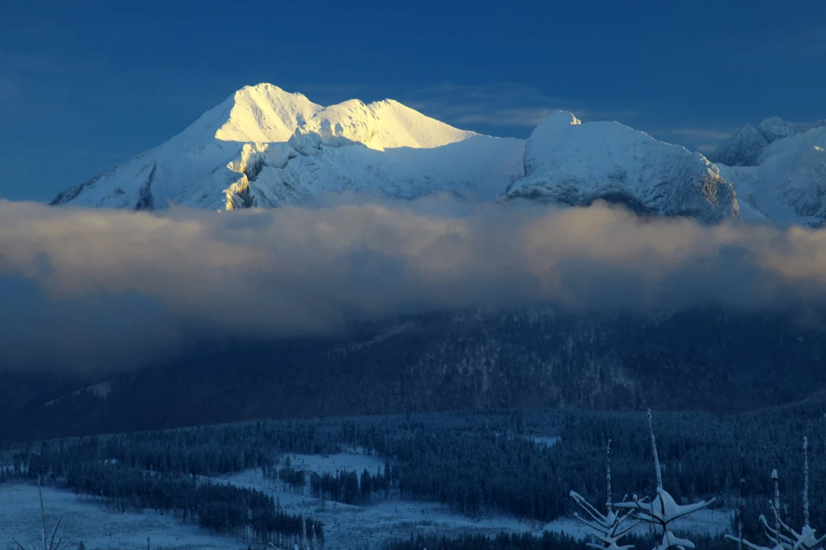 Słowaccy ratownicy górscy ostrzegają przed lawinami. W ciągu ostatnich dni u naszych południowych spadło od 10 do 35 centymetrów świeżego śniegu i we wszystkich pasmach górskich ogłoszono trzeci stopień zagrożenia lawinowego.