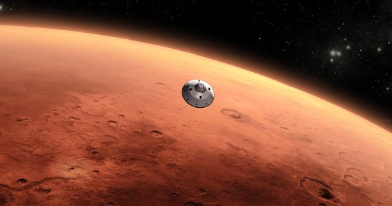 Amerykański kosmiczny łazik Curiosity zbliża się do marsjańskich skał, z których ma pobrać próbki. Głazy te mogą stać się pierwszym obiektem,  którego fragmenty zostaną zebrane dzięki metodzie odwiertowej. Ostateczna decyzja o podjęciu próby wiercenia zostanie podjęta za kilka dni - poinformowała NASA. 