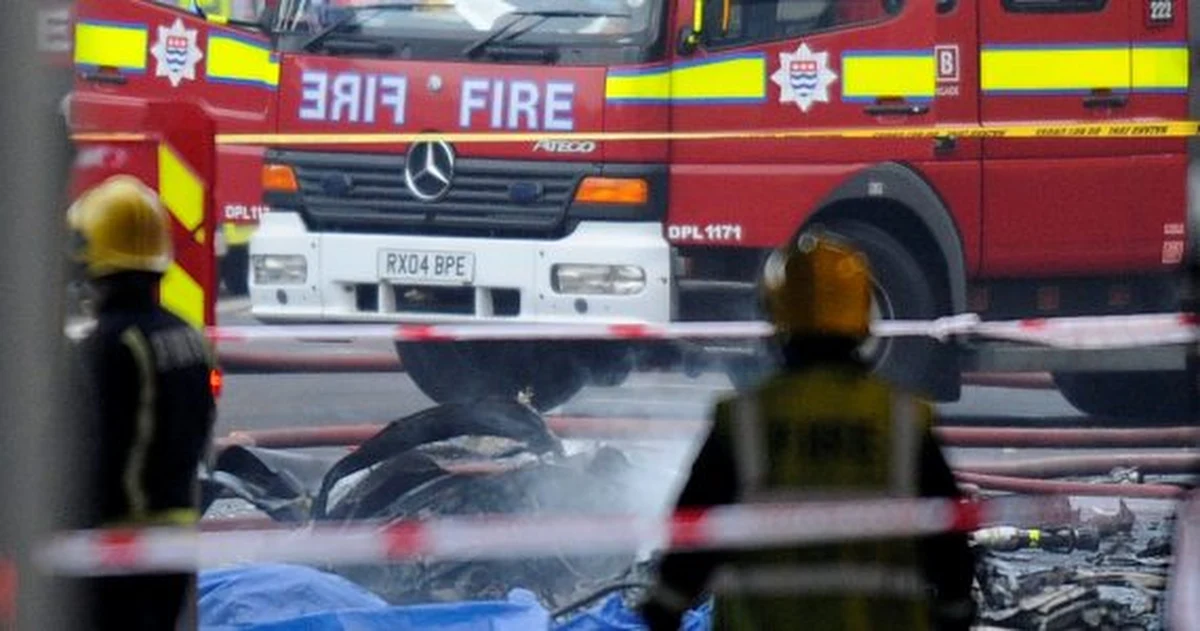 Dwie osoby zginęły, trzynaście zostało rannych w katastrofie śmigłowca w centrum Londynu. Według relacji świadków, maszyna zahaczyła o dźwig w dzielnicy Vauxhall, a następnie runęła na ziemię i stanęła w płomieniach.