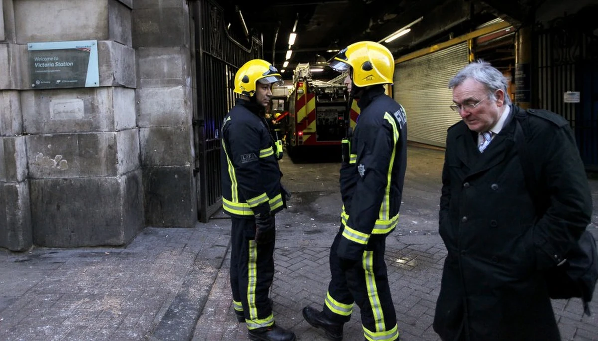Ogień w jednym z podmiejskich pociągów był przyczyną ewakuacji podróżnych z dworca kolejowego Victoria Station w Londynie. Pożar zauważono w czasie największego, porannego szczytu w pustym pociągu linii łączącej Victoria Station i lotnisko Gatwick (drugi co do wielkości port lotniczy w Londynie). Na szczęście nikomu nic się nie stało. Przyjazdy i odjazdy pojazdów zostały na pewien czas wstrzymane. 