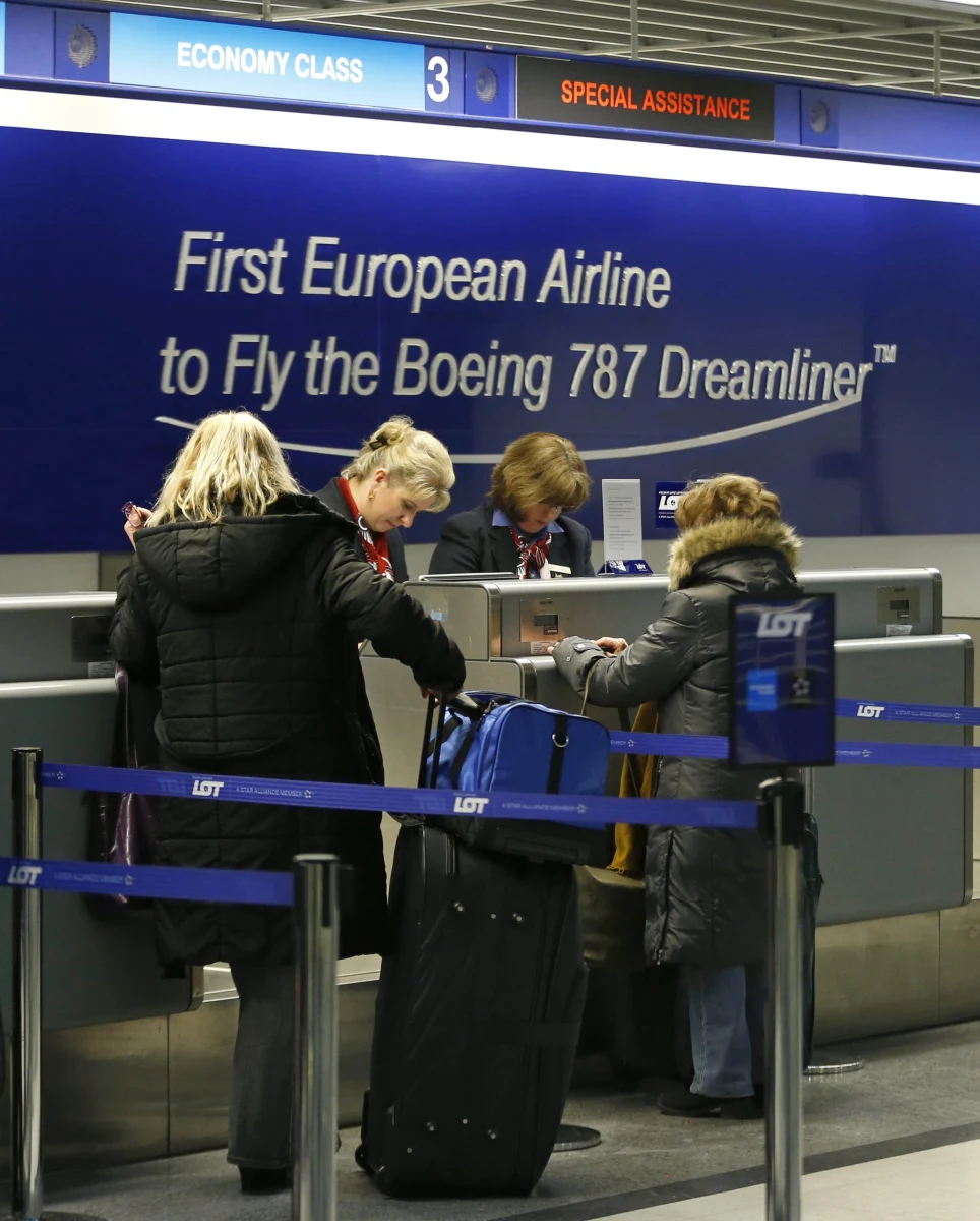 Polskie Linie Lotnicze LOT odwołały dzisiejsze połączenie do Pekinu, które miał obsługiwać Boeing 787. Oba dreamlinery naszego narodowego przewoźnika zostały uziemione po zaleceniach wydanych przez władze USA. Pozostałe zaplanowane loty odbędą się zgodnie z rozkładem, ale w oparciu o flotę Boeingów 767.