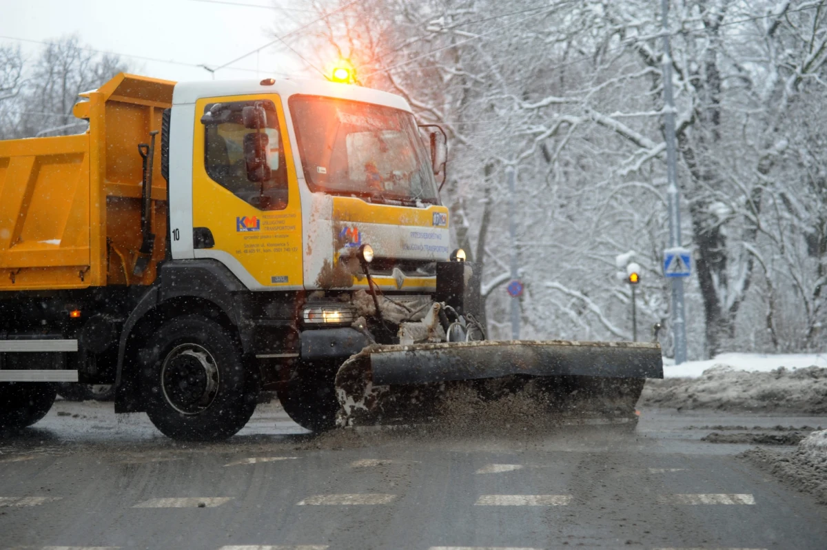 Po krótkim pościgu stołeczna policja zatrzymała pijanego kierowcę pługosolarki. 39-letni mężczyzna spowodował kolizję na warszawskiej Woli. Przestraszył się wezwanej na miejsce policji. Na widok zbliżającego się radiowozu zaczął uciekać.  