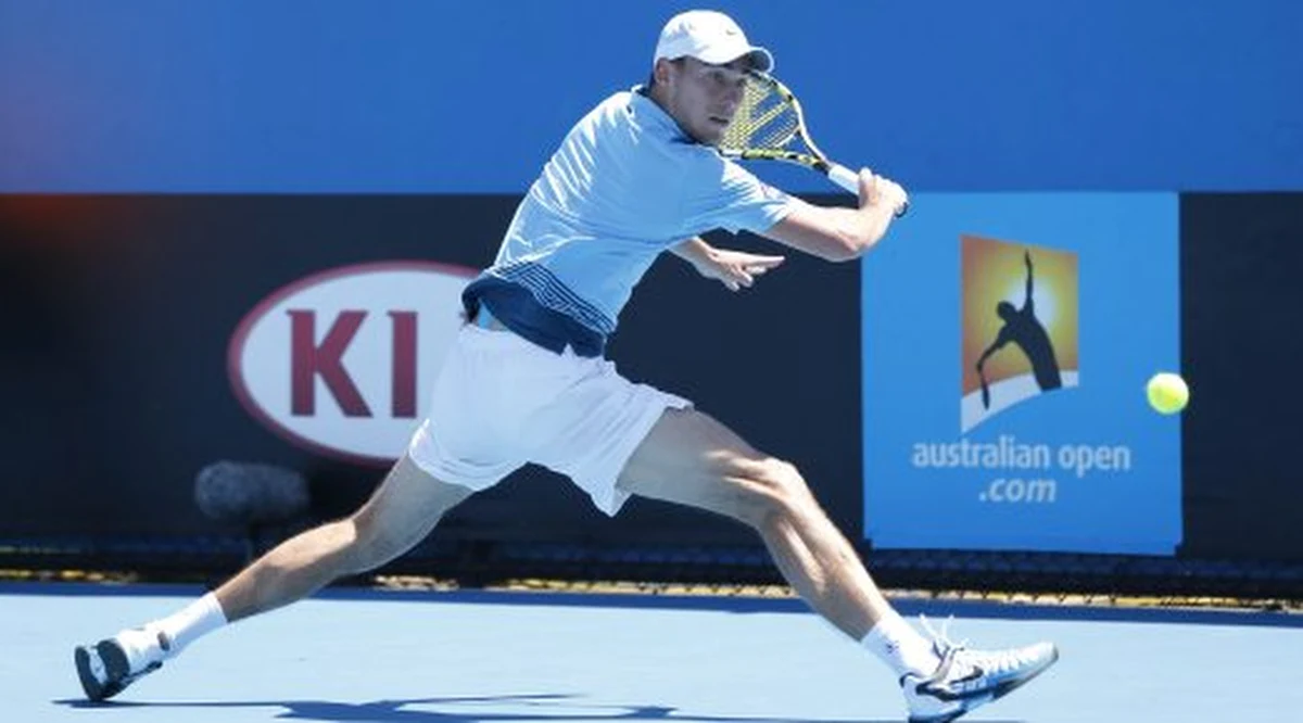 Jerzy Janowicz odpadł z wielkoszlemowego Australian Open. W trzeciej rundzie polski tenisista przegrał z Hiszpanem Nicolasem Almagro 6:7, 6:7, 1:6. Wcześniej do 1/8 finału awansowała Agnieszka Radwańska, która pewnie pokonała Brytyjkę Heather Watson 6:3, 6:1.