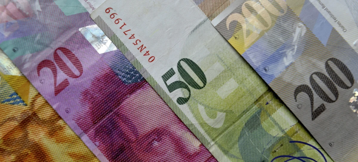 Kurs franka szwajcarskiego spadł do poziomu ok. 3 złotych i 30 groszy. Tak mało za szwajcarską walutę nie płaciliśmy od połowy 2011 roku. To dobra wiadomość dla kredytobiorców spłacających kredyt we frankach - ich raty będą niższe.