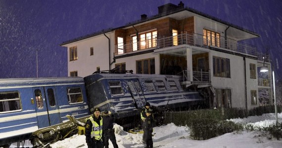 Władze szwedzkie poinformowały o umorzeniu śledztwa przeciwko 20-letniej kobiecie, podejrzewanej o uprowadzenie pociągu pasażerskiego. Śledczy doszli do wniosku, że kobieta prawdopodobnie uruchomiła pociąg przypadkowo.