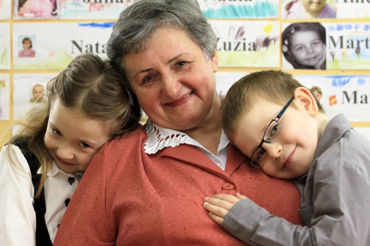 "Dziadkowie rozpieszczają swoich wnuków przede wszystkim tym, że mają dla nich więcej czasu, więcej cierpliwości. Dają im to, czego brakowało im w wychowywaniu swoich dzieci, kiedy musieli pracować, żyli w pośpiechu, stresie" - mówi w rozmowie z naszą dziennikarką psycholog Czesław Michalczyk. Od dziadków wiemy o pewnych przekazach rodzinnych, o zwyczajach, historii rodziny. To pozwala budować tożsamość człowieka. Bez niej jesteśmy trochę okaleczeni, niepełni" - dodaje.