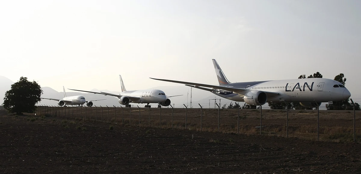 Koncern Boeing poinformował, że do czasu wyjaśnienia przyczyn problemów z akumulatorami w samolotach typu 787 Dreamliner tymczasowo wstrzyma ich dostawy, ale produkcja tych maszyn będzie kontynuowana.