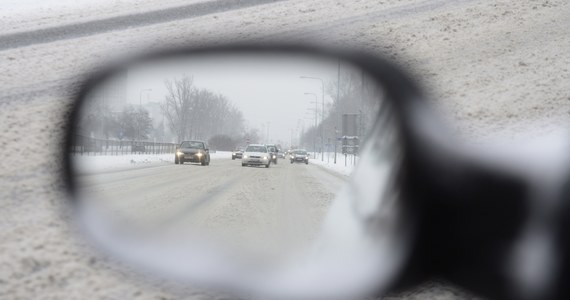 Bardzo trudne warunki do jazdy panowały w sobotę w Warszawie. Od rana padał tam śnieg i na wszystkich jezdniach zalegała kilkucentymetrowa warstwa białego puchu. Doszło do kilkudziesięciu kolizji. Fatalnie jeździło się po drogach w całym województwie mazowieckim.