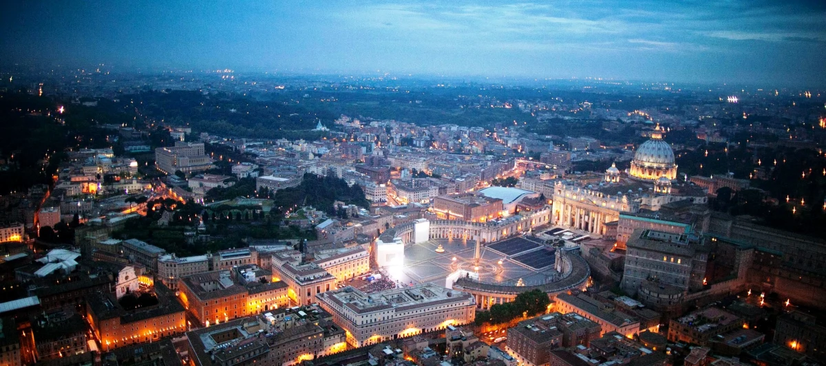 Aż 32 specjalistów napisało pierwszy kompletny przewodnik po Watykanie, opublikowany właśnie we Włoszech. Obszerną książkę dotyczącą najmniejszego państwa świata poleca na łamach dziennika "L'Osservatore Romano" dyrektor Muzeów Watykańskich Antonio Paolucci.