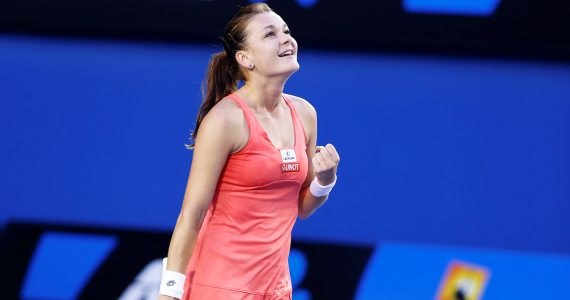 Agnieszka Radwańska szybko zapewniła sobie awans do ćwierćfinału wielkoszlemowego Australian Open. Polka bez straty seta wyeliminowała byłą liderkę rankingu WTA Tour Anę Ivanović. Wygrała z Serbką 6:2, 6:4. Jej kolejną rywalką będzie Chinka Na Li.