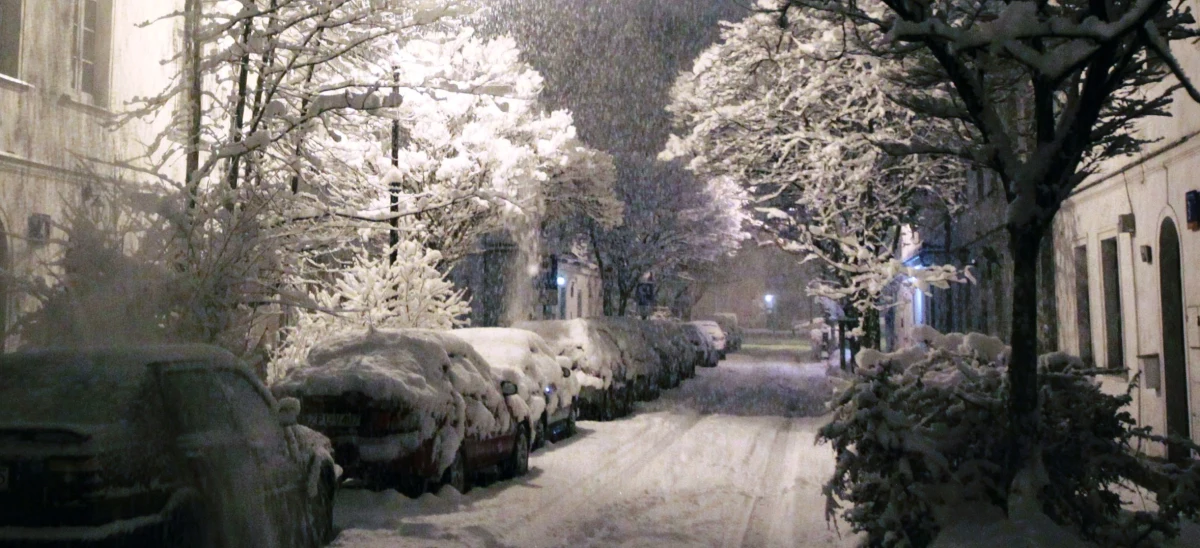 Zima nie rozpieszcza kierowców. Opady śniegu i marznącego deszczu zmuszają do zdejmowania nogi z gazu. Drogowcy apelują o rozsądek do wszystkich poruszających się po polskich trasach. Tylko w niedzielę doszło bowiem do kilku poważnych wypadków. Zginęła jedna osoba.