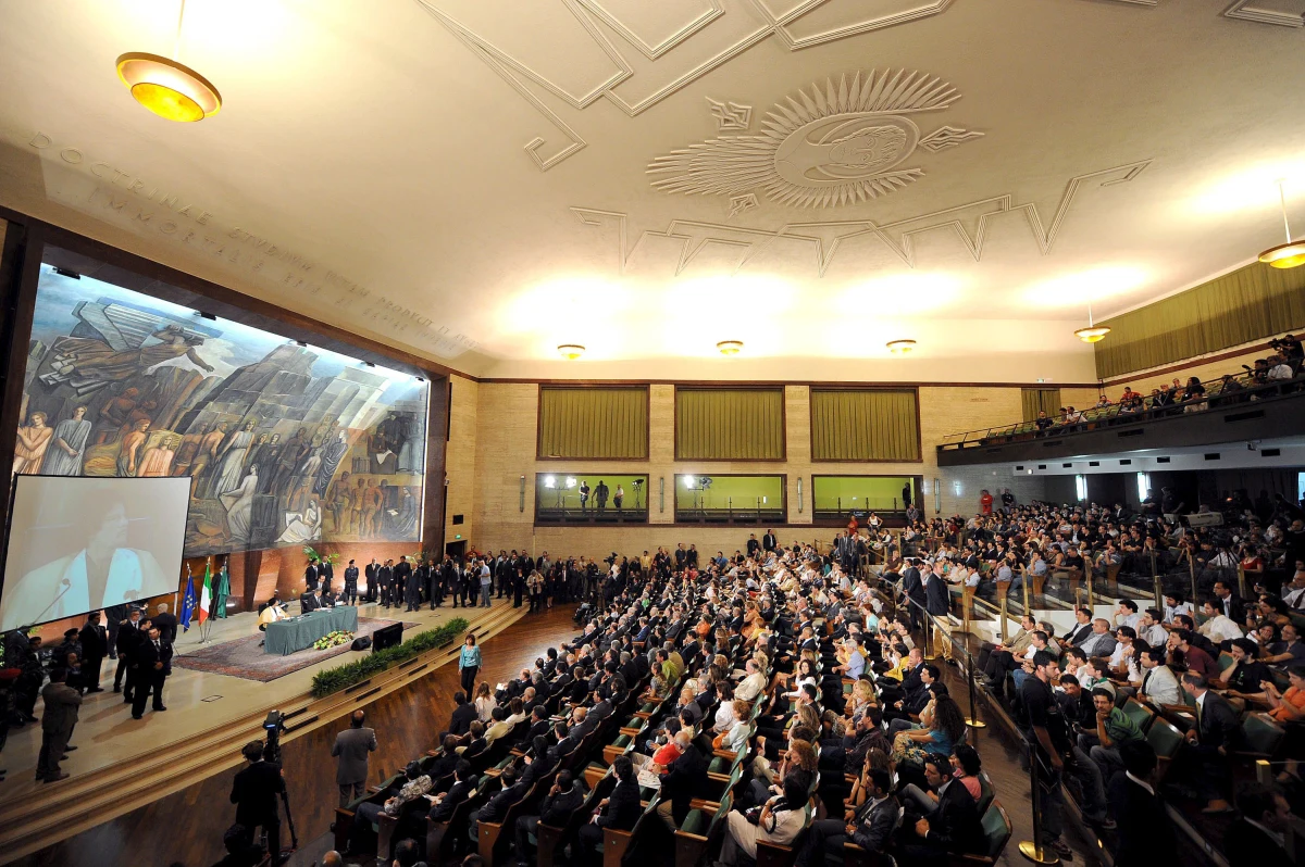 Poruszenie we Włoszech wywołał oryginalny protest absolwenta uniwersytetu, który nie może znaleźć pracy w swoim zawodzie. Na aukcjach internetowych wystawił swój dyplom, ponieważ - jak mówi - na nic mu się nie przydaje. Cena wywoławcza - 1 cent.