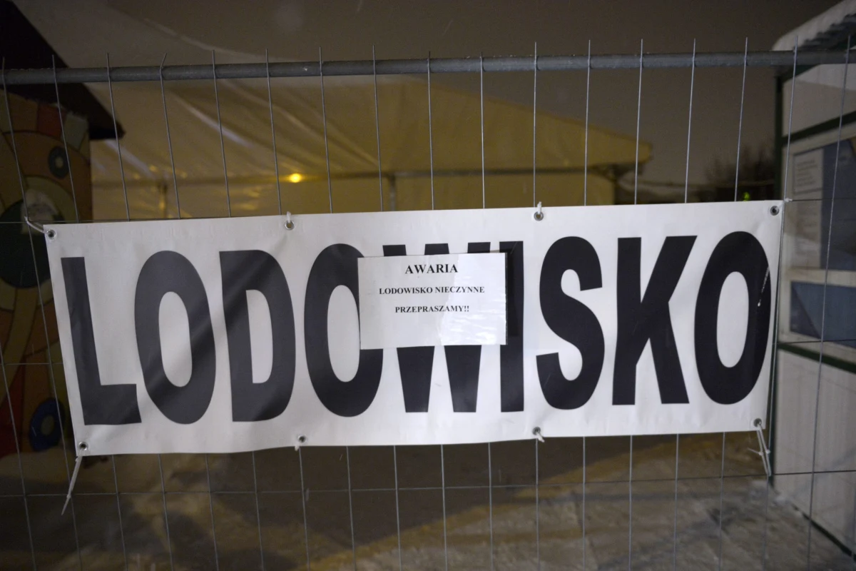 Podjęto decyzję o usunięciu namiotu, który w sobotę zawalił się nad lodowiskiem na bydgoskich Wyżynach. Ewakuowano wówczas 70 osób, na szczęście nikomu nic się nie stało. Teraz trwa ustalanie przyczyn katastrofy.