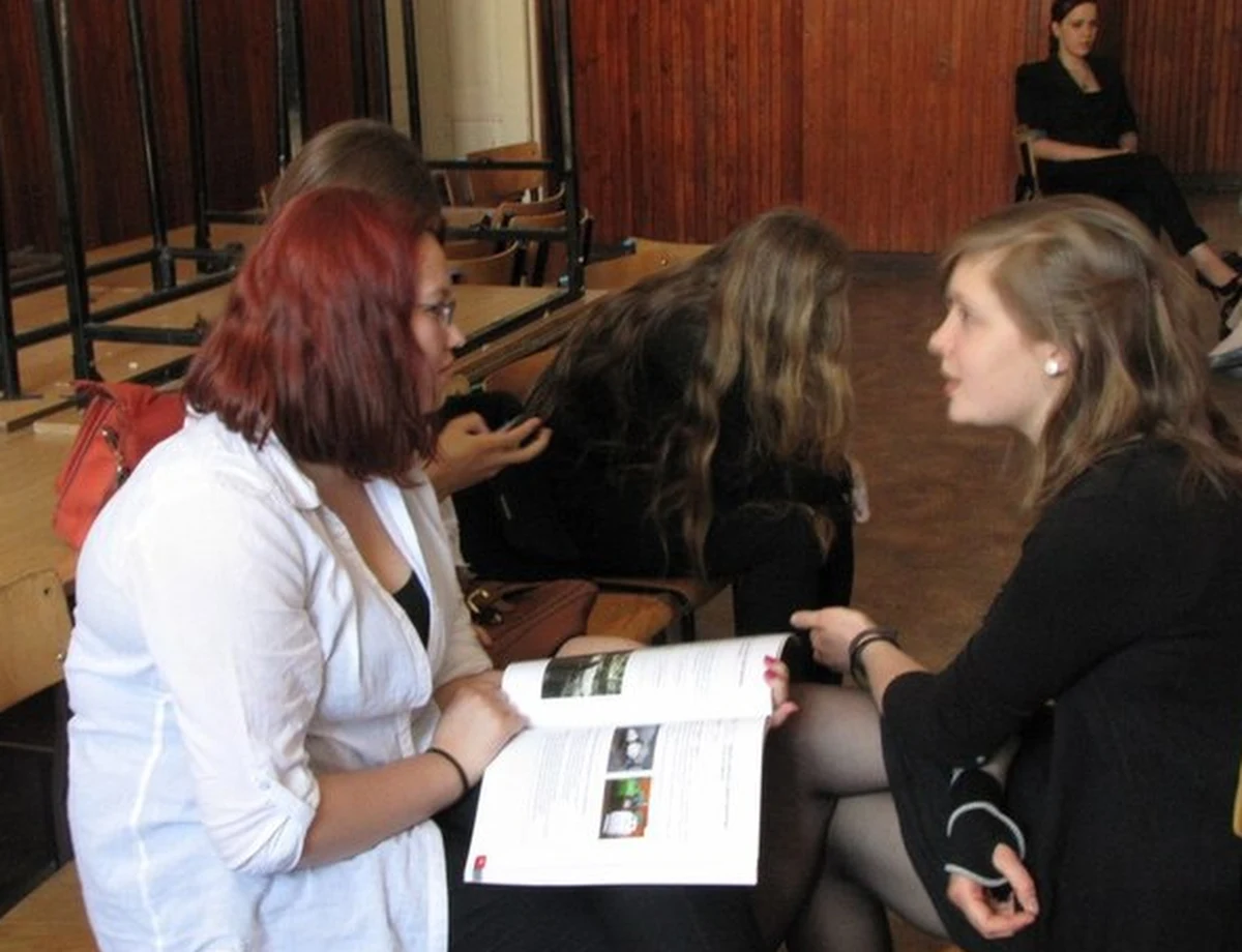 Już w 2015 roku uczniowie szóstych klas szkoły podstawowej i trzecich klas szkół średnich będą pisać egzaminy na nowych zasadach. W tym tygodniu Ministerstwo Edukacji Narodowej przekaże do konsultacji społecznych projekt rozporządzenia, w którym zawarte będą zmiany w egzaminach zewnętrznych.