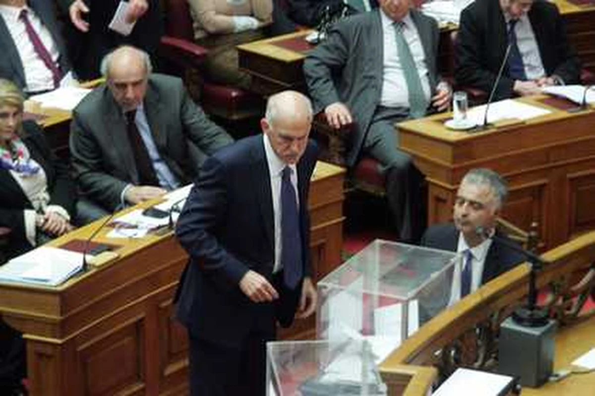 Dzięki reformie podatkowej i podniesieniu cen prądu Grecja spełniła warunki niezbędne do otrzymania styczniowej raty pomocy - informuje eurogrupa, czyli ministrowie finansów strefy euro. Jeszcze w tym miesiącu Grecja ma otrzymać 2 mld euro w gotówce oraz ponad siedem mld euro w obligacjach na pokrycie kosztów rekapitalizacji i likwidacji banków. 