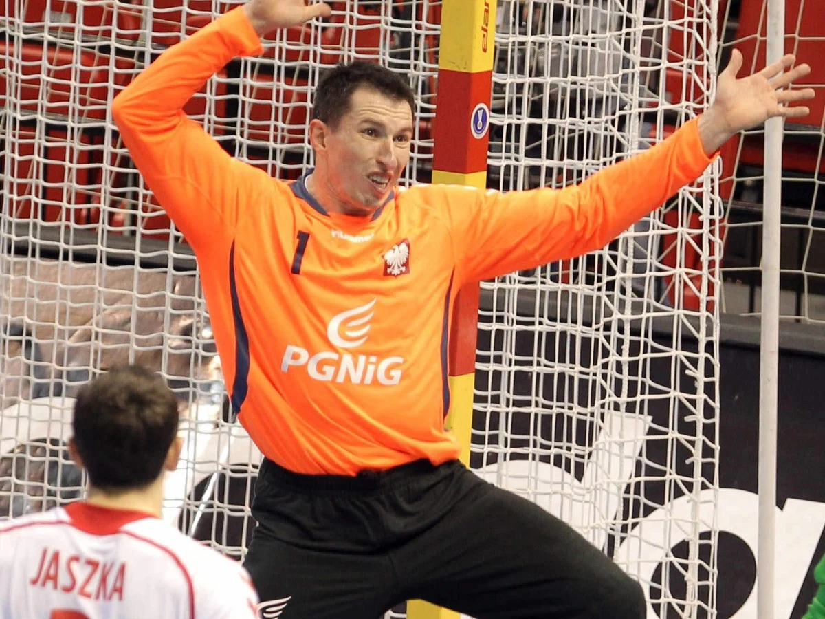 "Na drugą połowę wyszliśmy pełni nadziei, bo obrona działała raczej dobrze. Może już wtedy za dużo rzucaliśmy z nieprzygotowanych pozycji i budowaliśmy tym obronę węgierską" - mówił po przegranym meczu z Węgrami w 1/8 finału mistrzostw świata Sławomir Szmal. Bramkarz polskiej reprezentacji szczypiornistów dodał, że zespół zostawił serce na boisku, ale w drugiej połowie nasi zawodnicy byli bezradni.