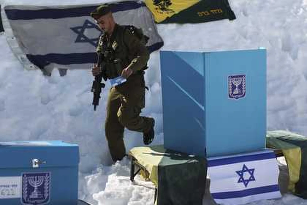 W Izraelu ruszyły wybory do parlamentu. Przedwyborcze prognozy wskazują na wygraną prawicowej koalicji partii Likud i Nasz Dom Izrael oraz wróżą trzecią kadencję obecnemu premierowi Benjaminowi Netanjahu.  