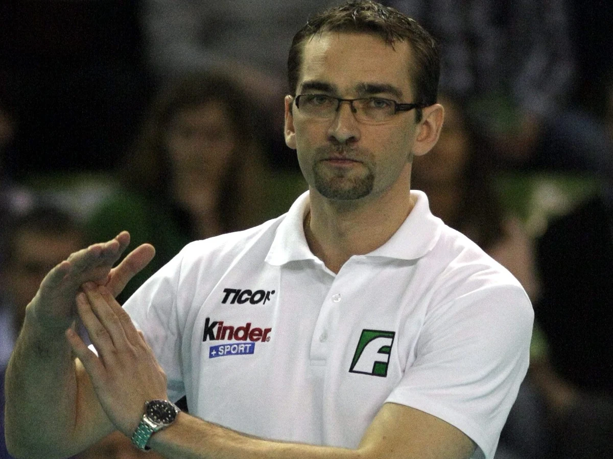 "W rewanżu z Noliko Maaseik najważniejsza może być cierpliwość"- mówi drugi trener ZAKS-y Sebastian Świderski. Polski zespół w pierwszym meczu wygrał u siebie 3:0 i dziś musi przypieczętować awans. W drugiej rundzie play off Ligi Mistrzów siatkarze ZAKS-y mogą zmierzyć się ze Skrą Bełchatów.