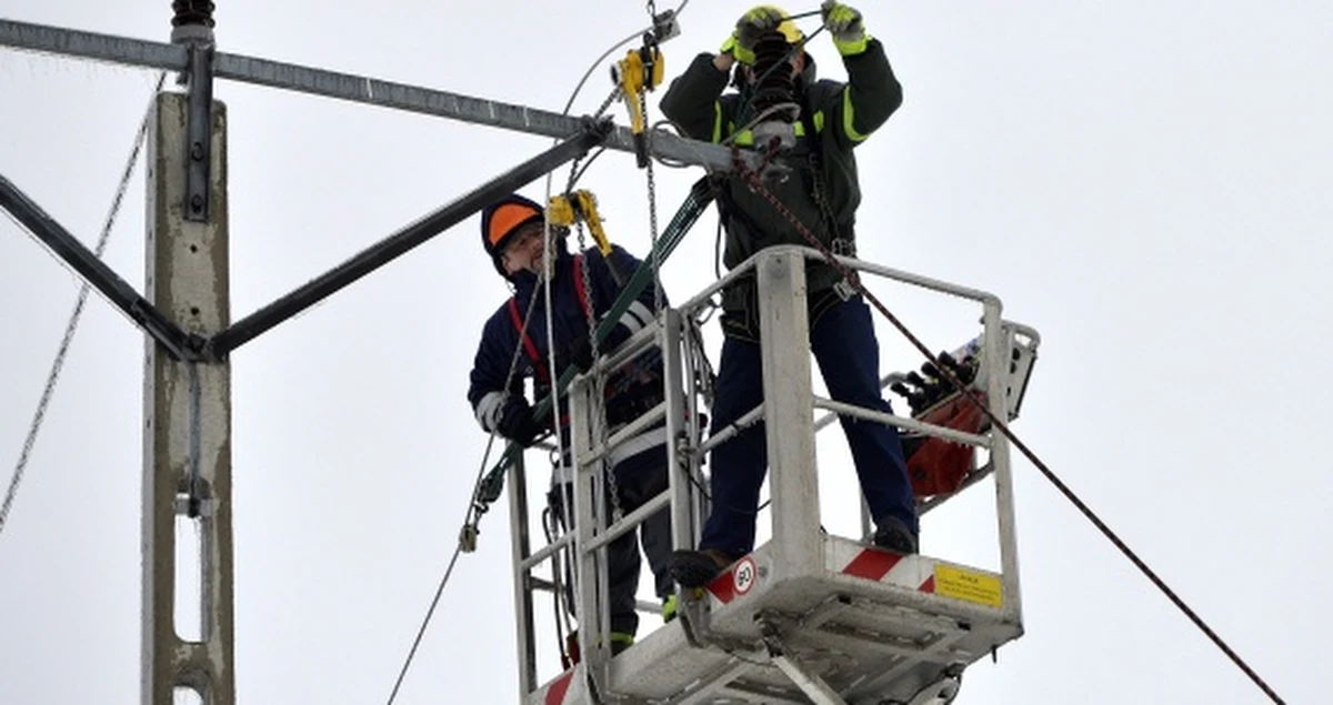 Połamane pod ciężarem lodu i śniegu drzewa i gałęzie uszkodziły linie energetyczne w wielu rejonach południowej i wschodniej Polski. W sumie elektryczności nie miało ponad 100 tysięcy odbiorców na Śląsku, w Małopolsce, Świętokrzyskiem, na Lubelszczyźnie i Podkarpaciu. Usuwanie awarii jest często trudne, bo ekipy muszą przebijać się przez śnieżne zaspy. Do wtorkowego wieczora w wielu miejscach udało się przywrócić prąd.